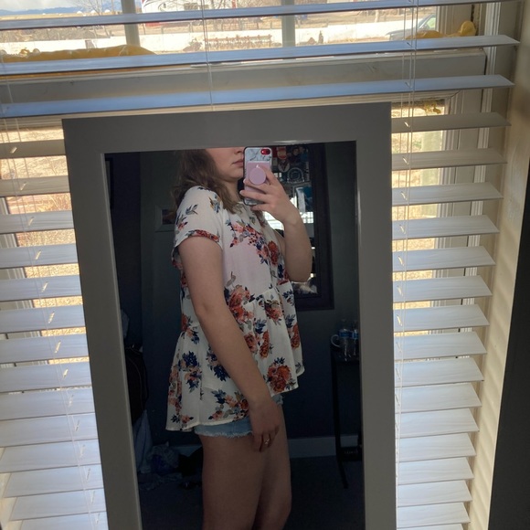 Floral blouse. - Picture 2 of 6